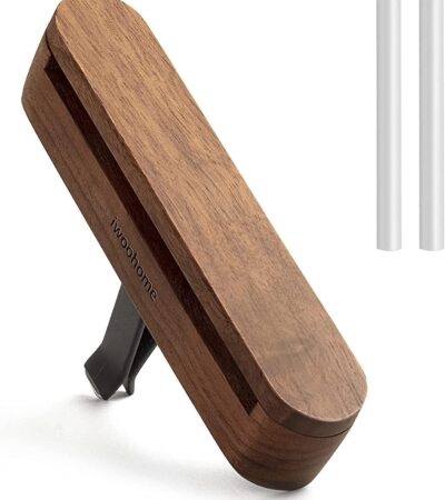 Round wooden car essential oil diffuser with magnetic lid and silicone-protected vent clip.