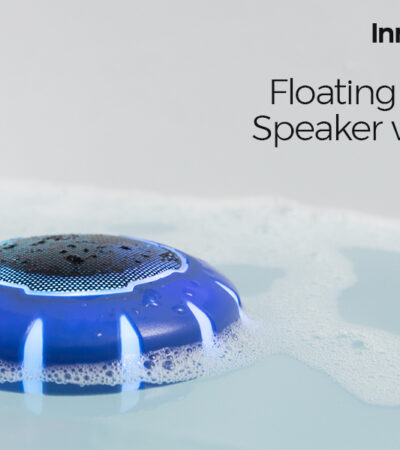 Blue and black InnovaGoods floating wireless speaker floating in a swimming pool