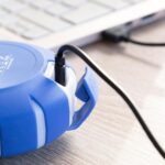 Blue and black InnovaGoods floating wireless speaker floating in a swimming pool