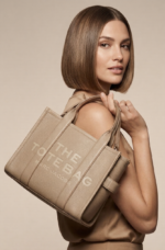 Marc Jacobs The small tote bag in camel full-grain leather with top handles.