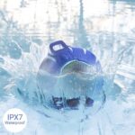 Blue and black InnovaGoods floating wireless speaker floating in a swimming pool