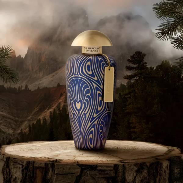 An elegant and luxurious Liberty fragrance from the Merchant of Venice. The classic gold and blue flacon comes in a classic shape and transmits a dreaminess, taking you to another world with just one spritz.