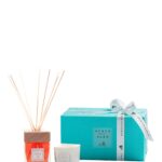 The Acqua dell’Elba Note di Natale holiday gift set featuring a diffuser and candle in a signature aquamarine box.