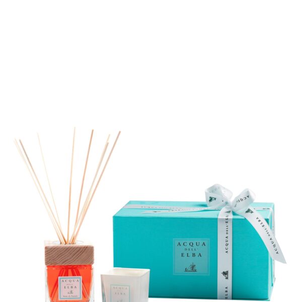 The Acqua dell’Elba Note di Natale holiday gift set featuring a diffuser and candle in a signature aquamarine box.
