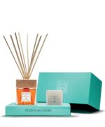 The Acqua dell’Elba Note di Natale holiday gift set featuring a diffuser and candle in a signature aquamarine box.